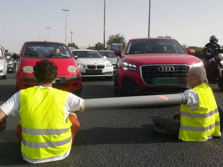 Protesta tra via Palmanova e tangenziale: gli attivisti bloccano il traffico