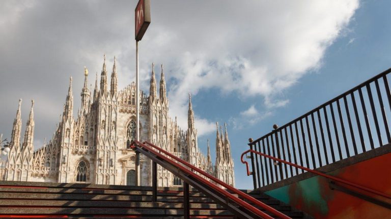 Inter-Barcellona, i tifosi catalani danneggiano l'insegna della metro a Milano