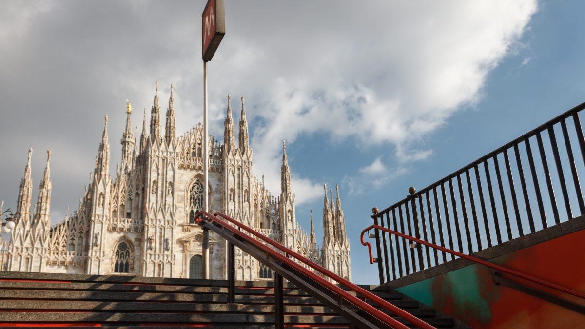 Tifosi del Barcellona danneggiano l’insegna della metro e un negozio a Milano