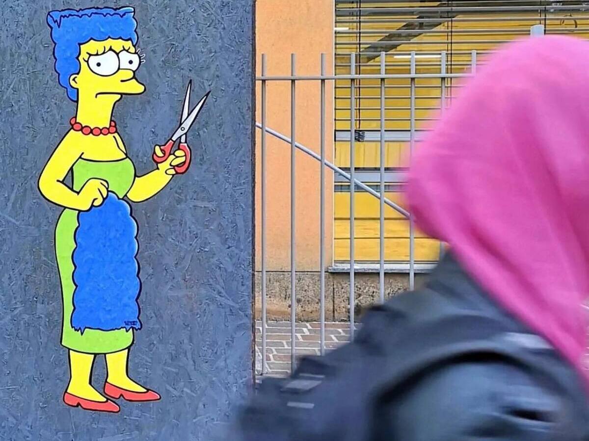 Mahsa Amini, rimosso il murale di Marge Simpson che si taglia i capelli