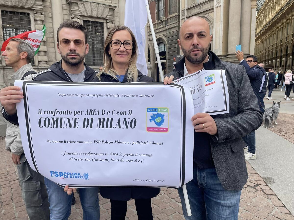 I sindacati di Polizia protestano davanti al Comune contro Area B