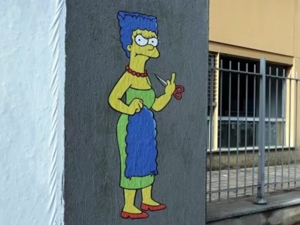 Davanti al consolato iraniano riappare il murales di Marge Simpson per le donne iraniane