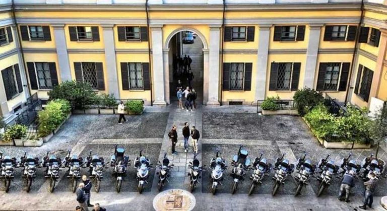 Area B, i poliziotti scendono in piazza col bavaglio davanti al Comune