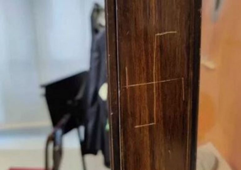 Teatro alla Scala, incisa una svastica su una teca del tour in Russia