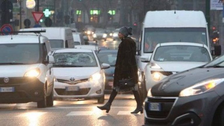 A Milano potrebbero tornare le domeniche a piedi: l’ipotesi