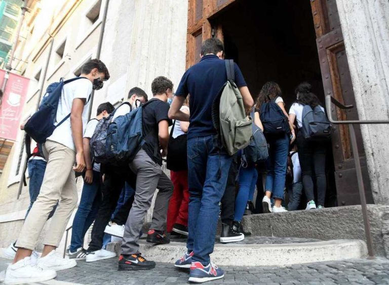 Covid, esplodono i contagi nelle scuole: la curva continua a salire