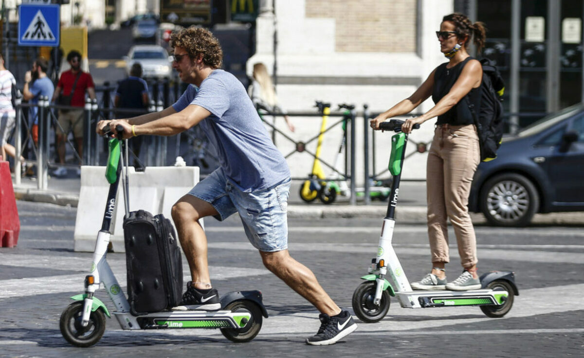 Sosta selvaggia per i monopattini: a Milano 1700 sequestri in 5 mesi