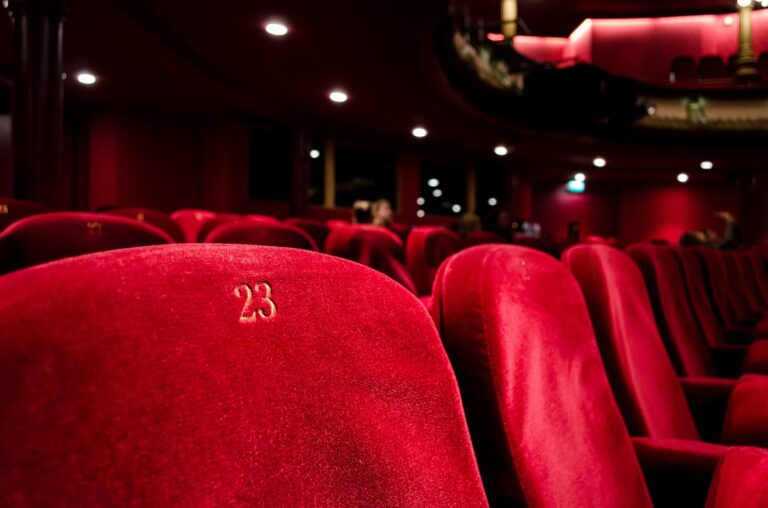 Spettacoli teatrali comici a Milano: la programmazione per il 2023
