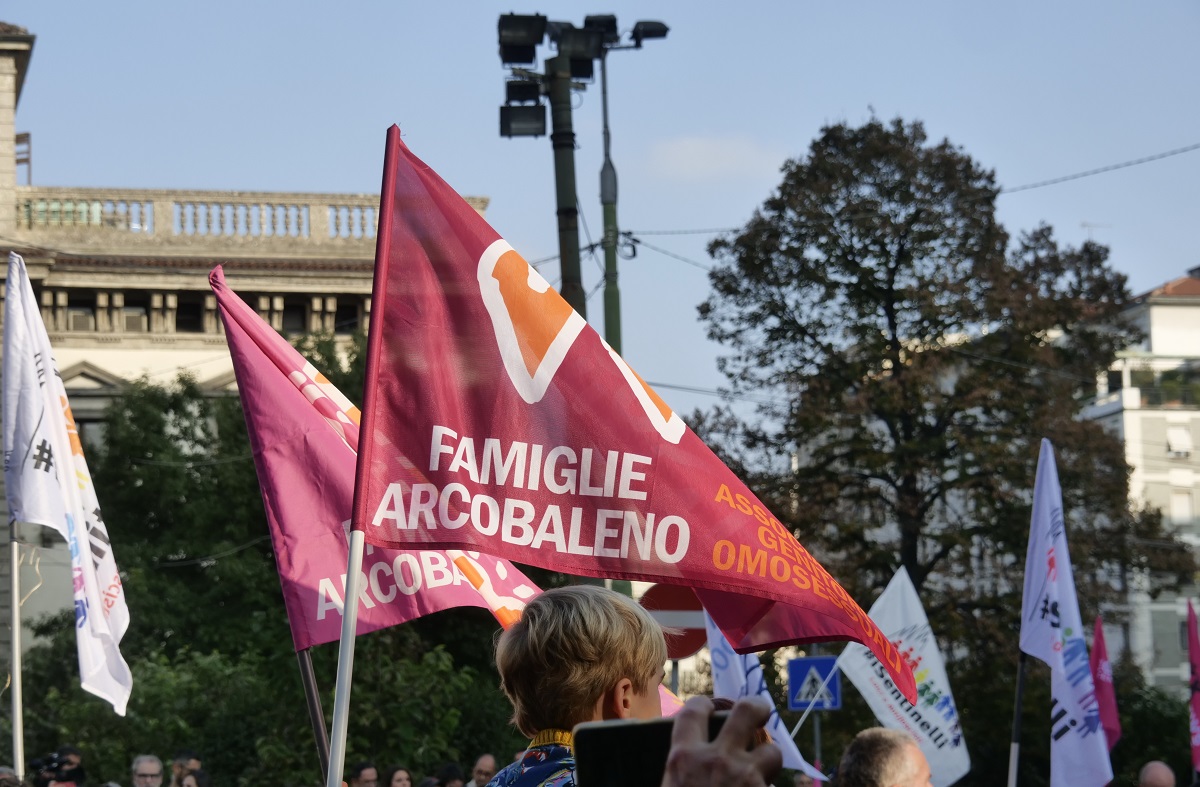 Figli di coppie omogenitoriali, stop alle registrazioni anagrafiche: protesta davanti alla prefettura