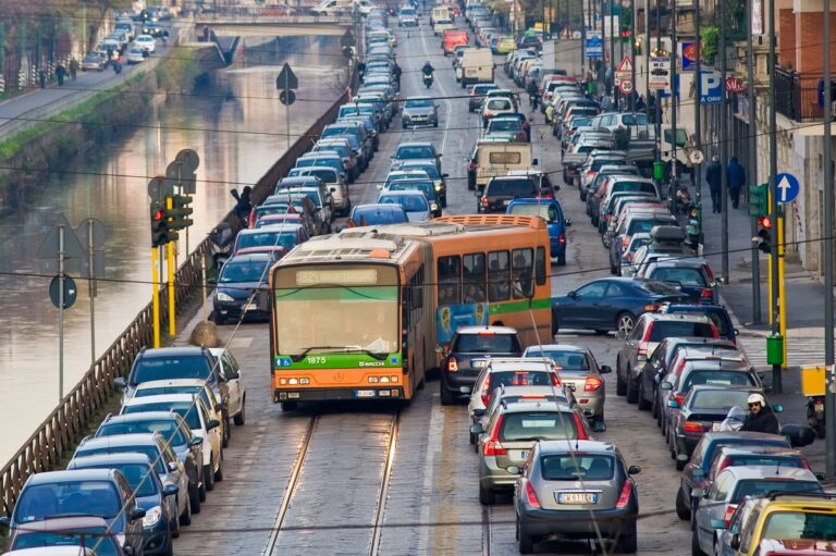 Blocco del traffico a Milano: una domenica a piedi e strade più sicure