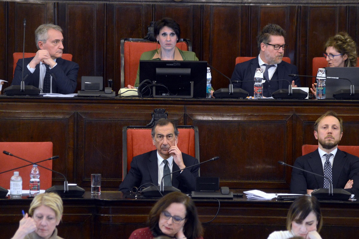 Scontro in aula a Milano sui figli delle coppie gay: Sala se ne va