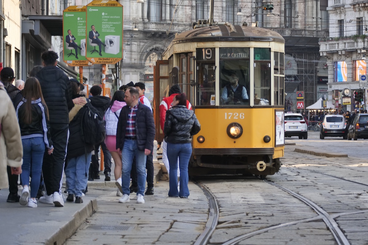 Sul tram con la carta di credito: cosa cambia sui mezzi Atm