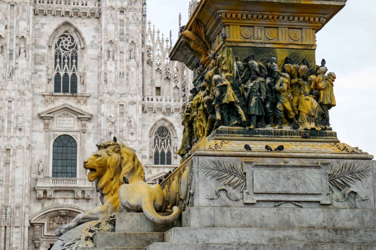 La statua di piazza Duomo sarà ripulita grazie a una donazione