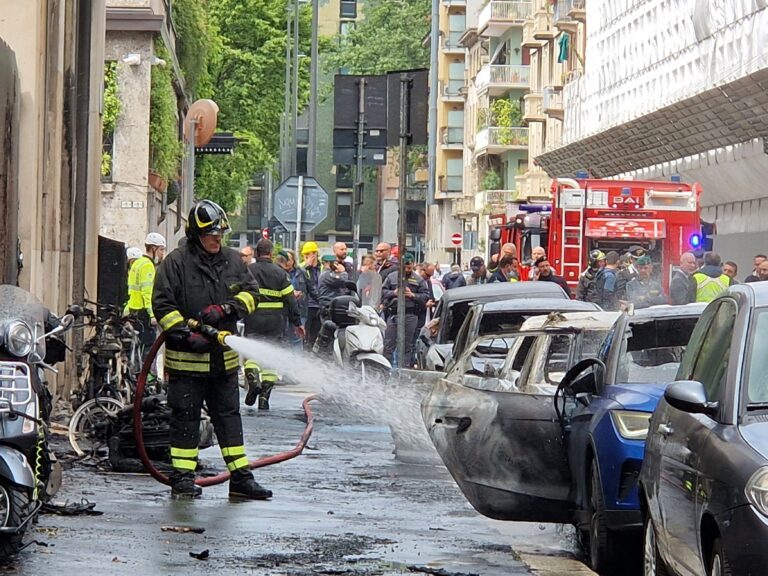 Episodio notturno: il fuoco devasta un veicolo vicino al commissariato centrale