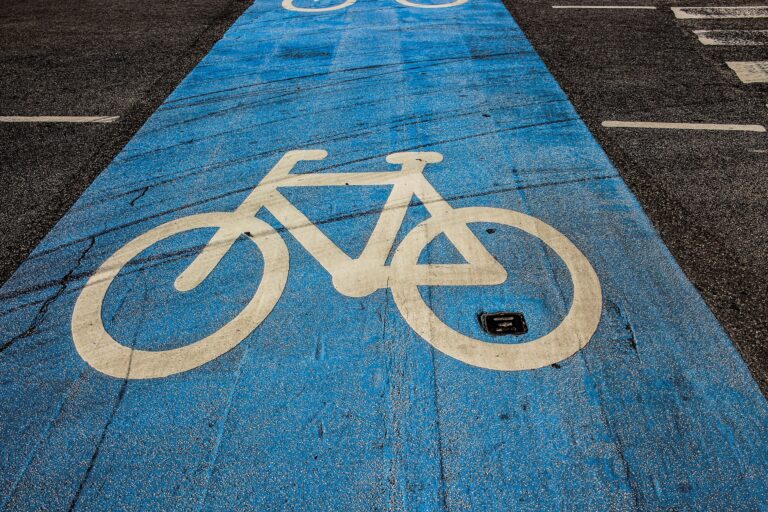 parcheggi auto piste ciclabili
