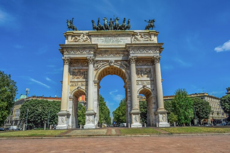 arco della pace imbrattato