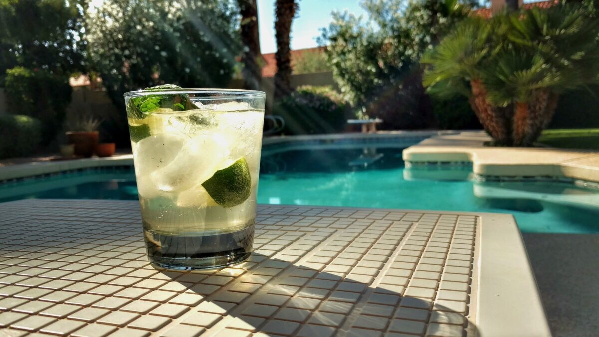 Dove fare aperitivo a bordo piscina a Milano