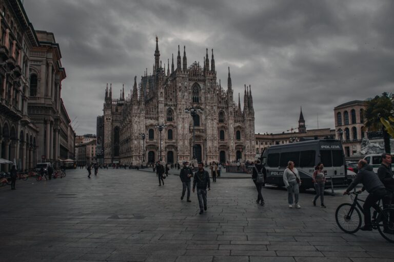 Cuore di letame davanti al Pirellone: la protesta contro Regione Lombardia