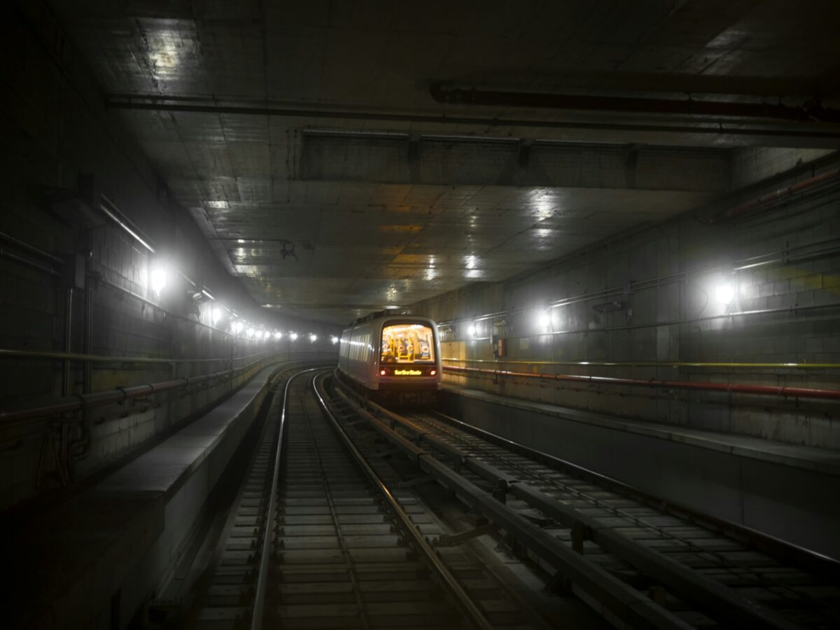 Metro rossa M1 chiusa tra Cairoli e Loreto