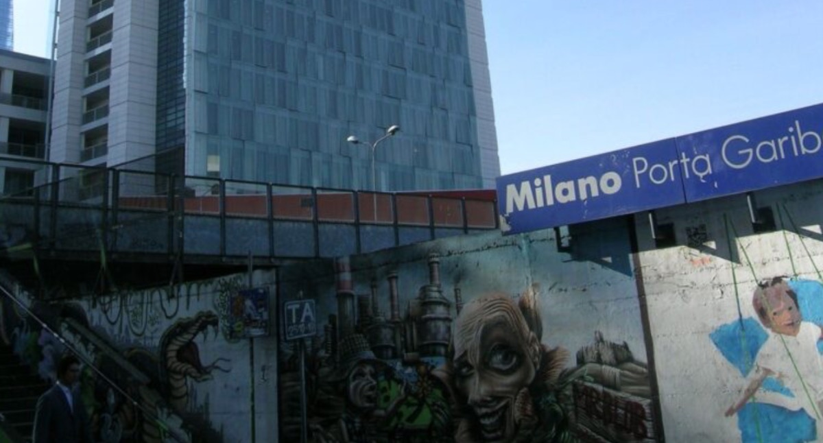 Violenta rapina alla stazione Garibaldi: ragazzo sfregiato al volto