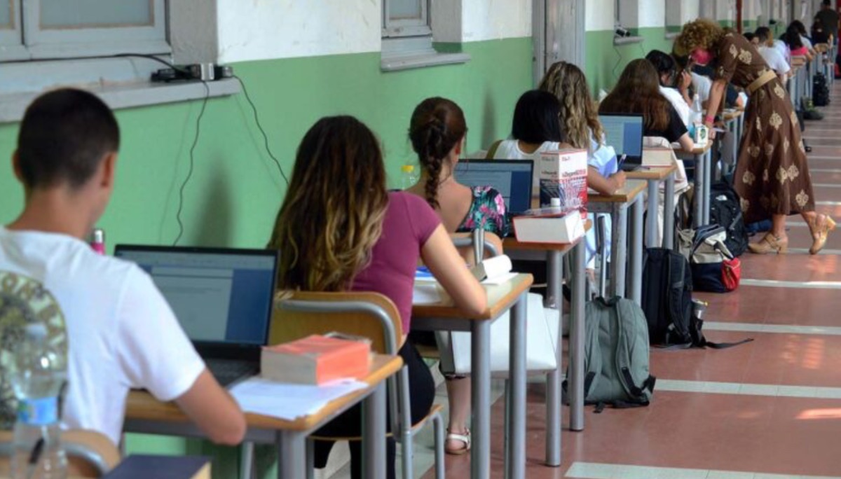 Occupato il liceo Einstein: studenti bloccano gli ingressi
