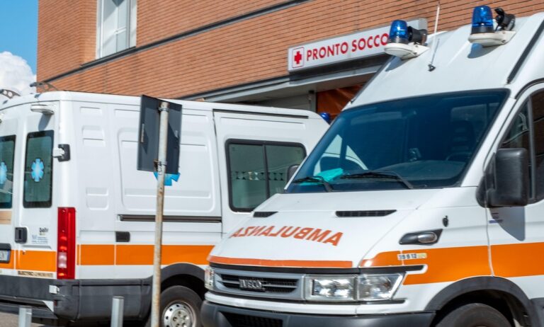Sinistro stradale nel milanese: una donna sbatte contro un bus dopo essere stata travolta