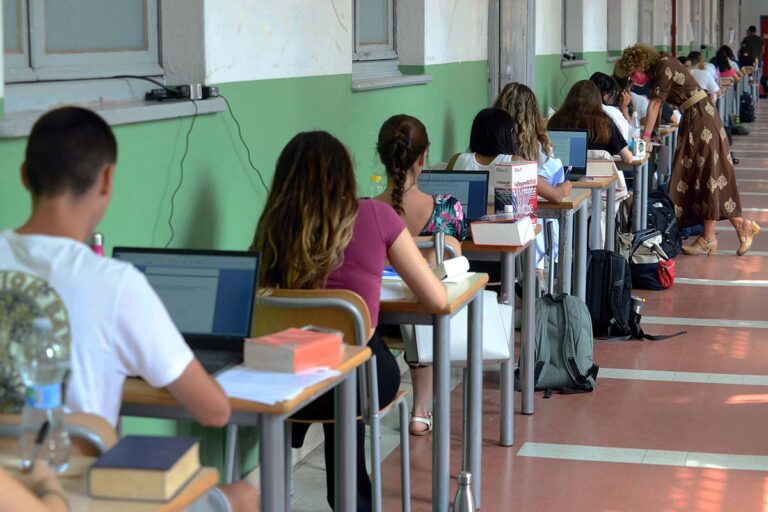 Occupato il liceo Parini: insegnante colpisce studente con l’ombrello