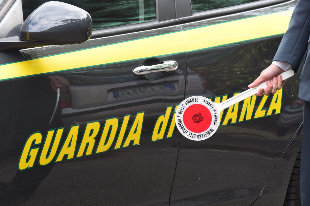 ‘Ndrangheta, sequestrati 4 locali nel Mercato Comunale dell’Isola
