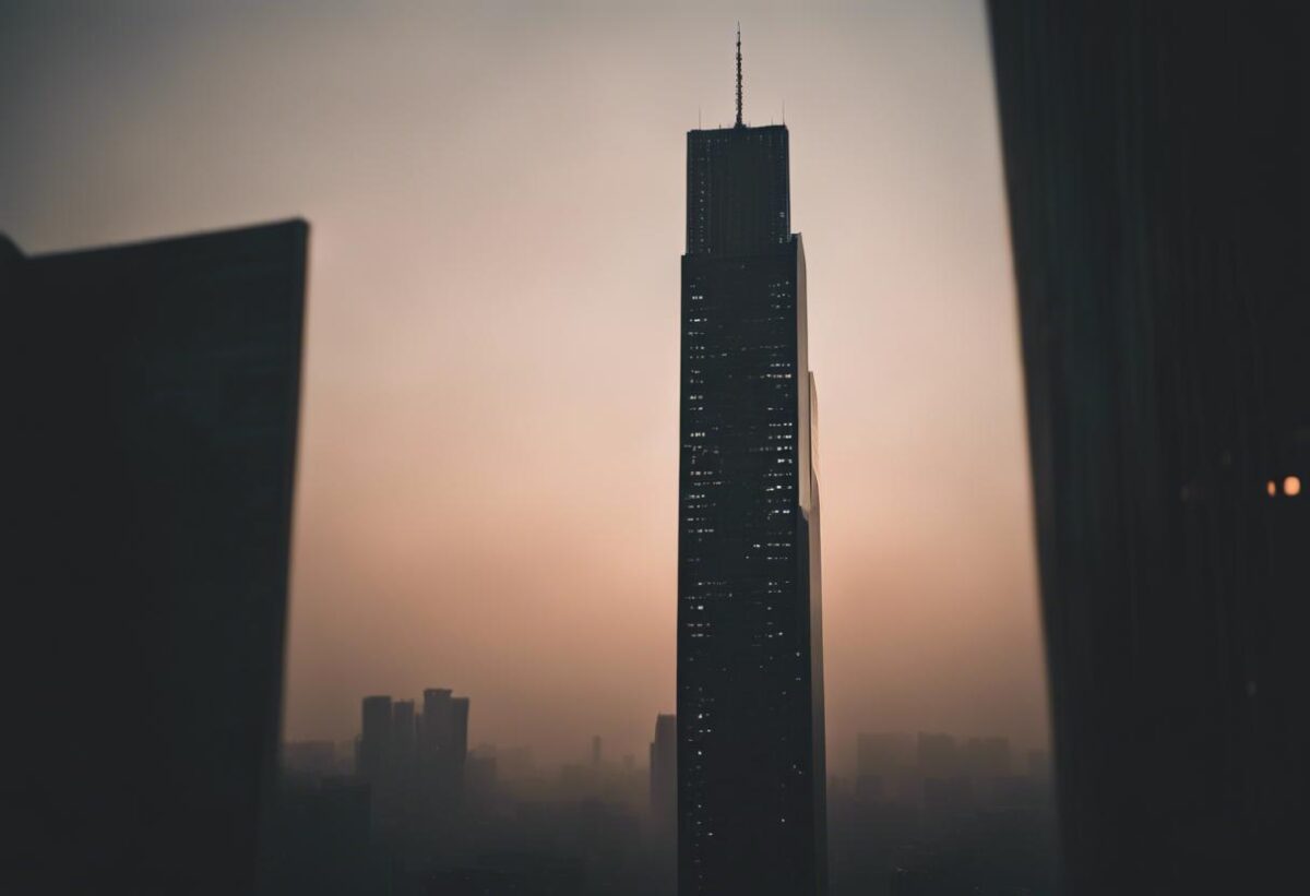 Un incendio si è sviluppato in un appartamento situato in un grattacielo di 21 piani a Milano, causando intossicazioni a tre individui e costringendo all’evacuazione di 100 persone.