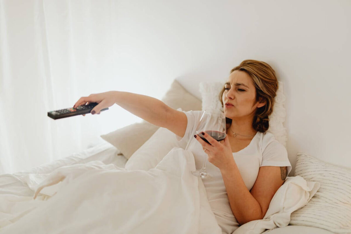 Postura perfetta mentre si legge o guarda la TV: vantaggi delle reti elettriche matrimoniali