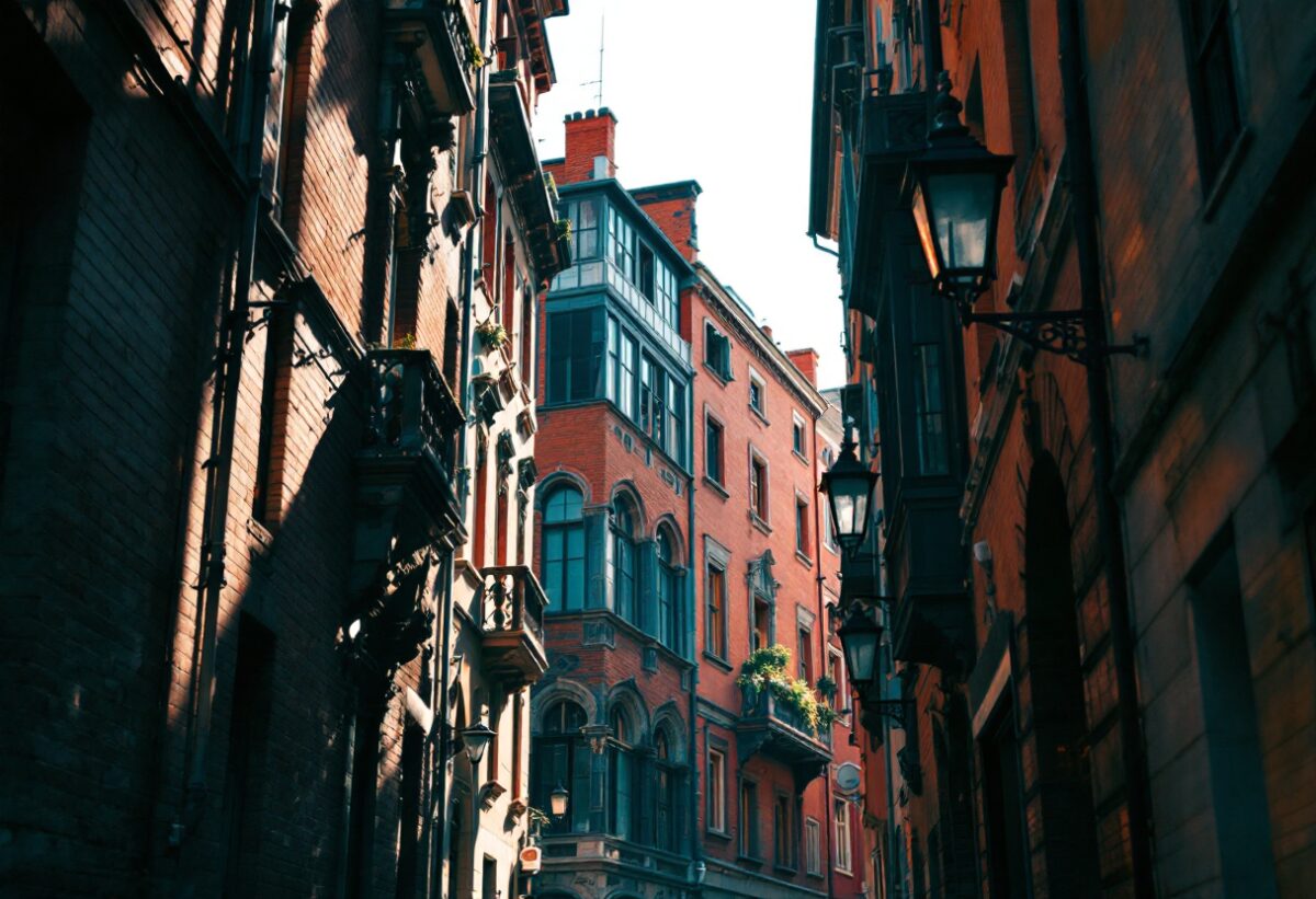 Aggressione a Milano: giovane accoltella il compagno della madre