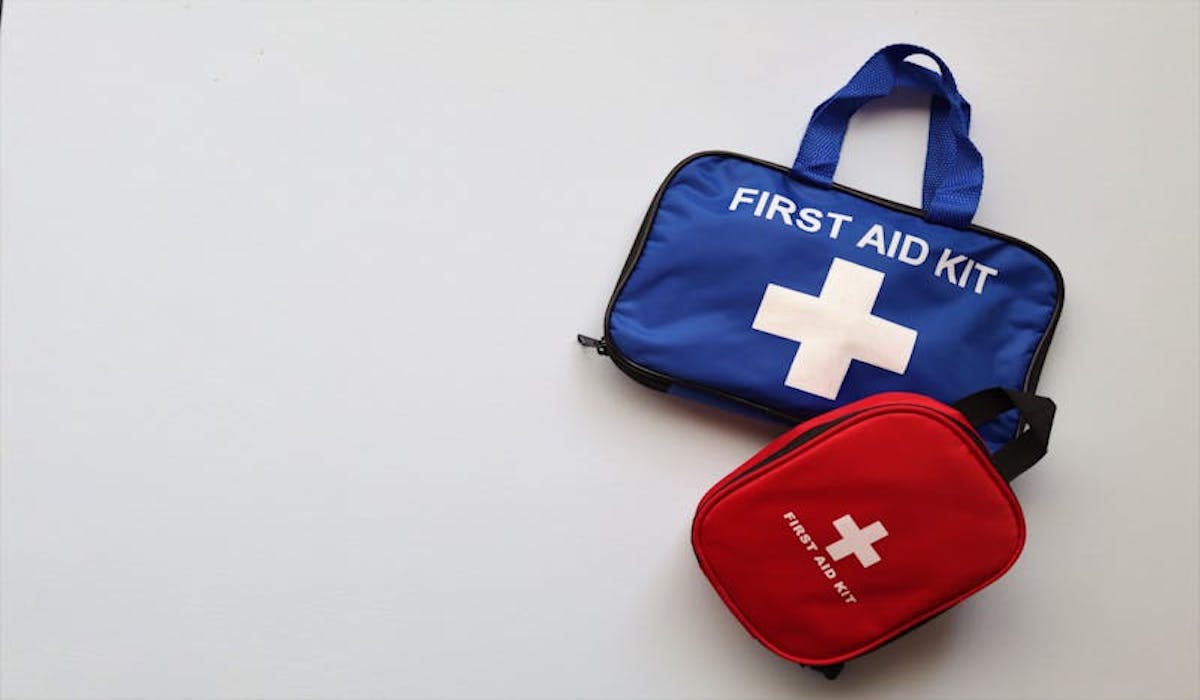 Estate e viaggi: come preparare un kit salute essenziale prima di partire