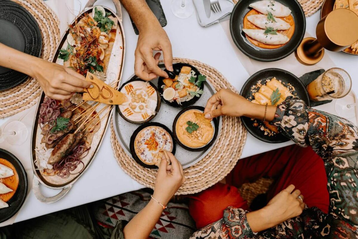 Musica per ristorante etnico: come valorizzare l’identità gastronomica attraverso il sound design