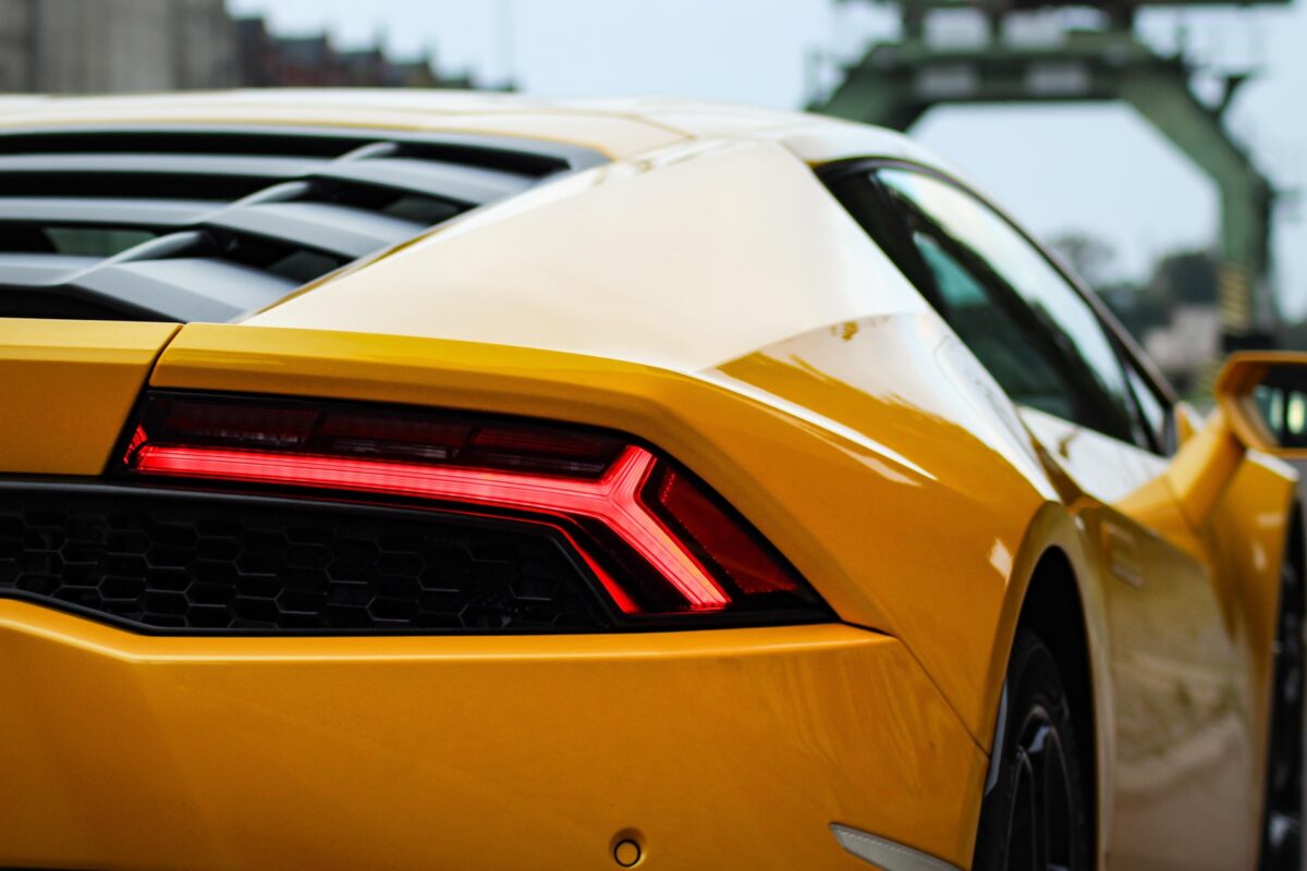 Noleggio auto di lusso a breve termine: affitta Lamborghini Huracán a Milano