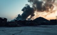 Fumo nero sopra Muggiano: incendio alla piattaforma ecologica di via Riccardo Lombardi