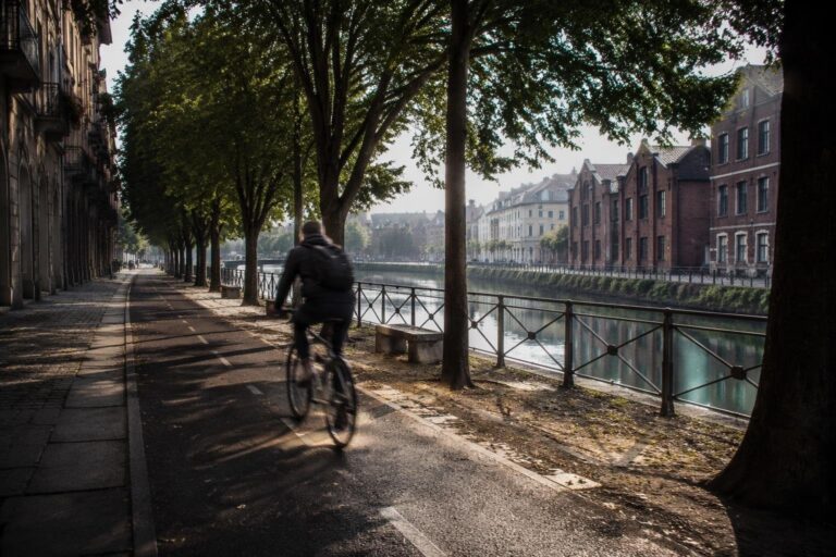 Milano in bici: percorsi, piste ciclabili e allenamenti pro