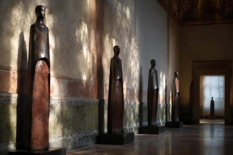 Mostra di Mimmo Paladino a Milano: i Dormienti in esposizione fino al 13 settembre