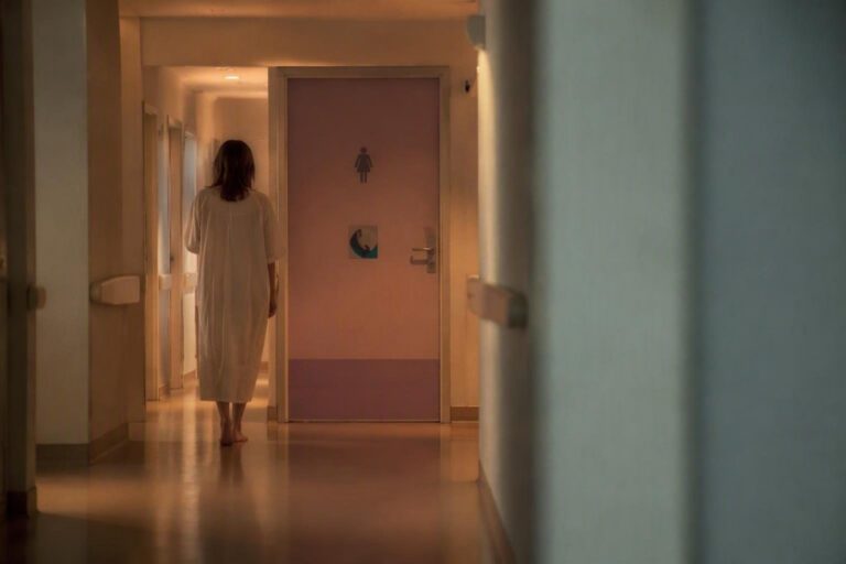 Galeazzi-Sant’Ambrogio introduce adesivi informativi nei bagni femminili per contrastare la violenza di genere