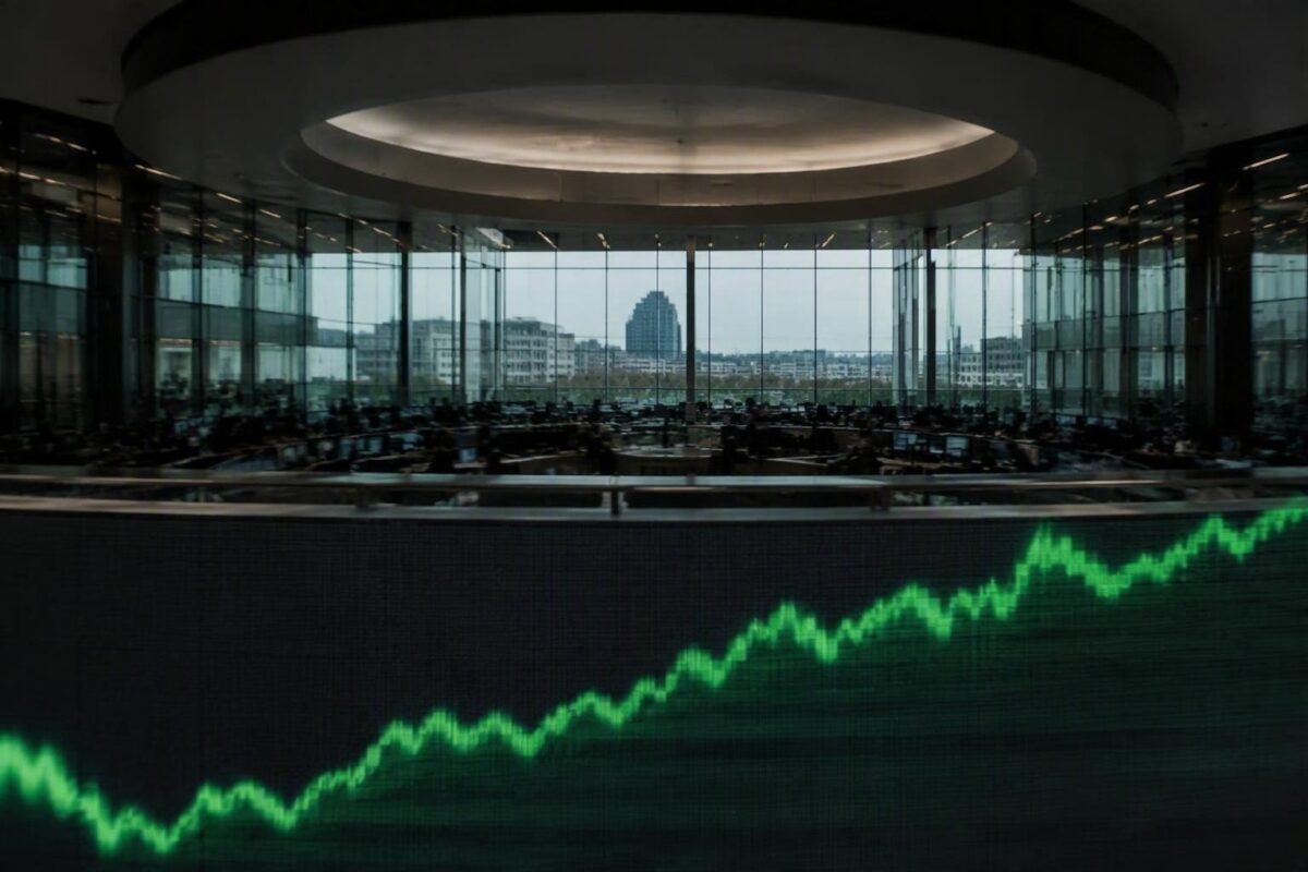 Piazza Affari supera i 54mila punti: performance e movimenti dei principali titoli