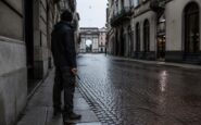 Aggressore armato di coltello a Milano finisce sotto le ruote