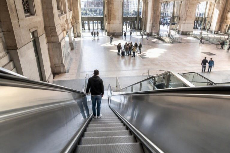 Ladro romeno deruba turisti giapponesi alla Stazione Centrale di Milano