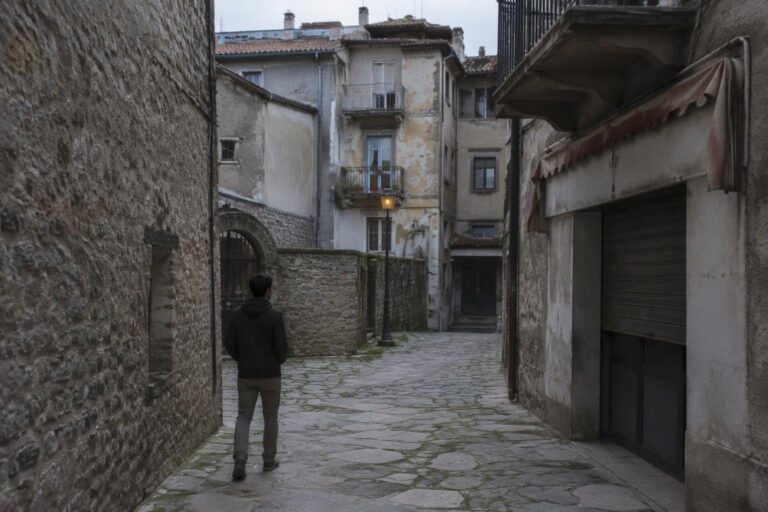 Violenza a Milano: giovane ferito gravemente in una lite per una ragazza