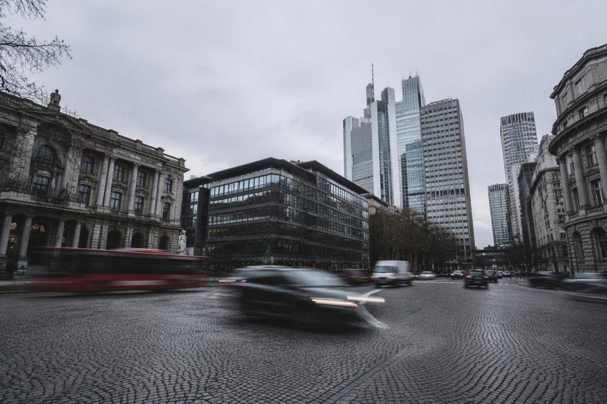 Mercati europei sotto pressione: Francia, Brasile e banche italiane