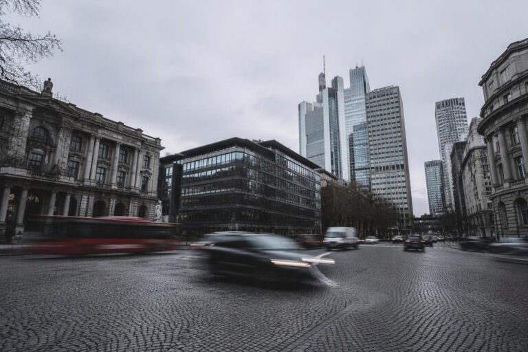 Mercati europei sotto pressione: Francia, Brasile e banche italiane