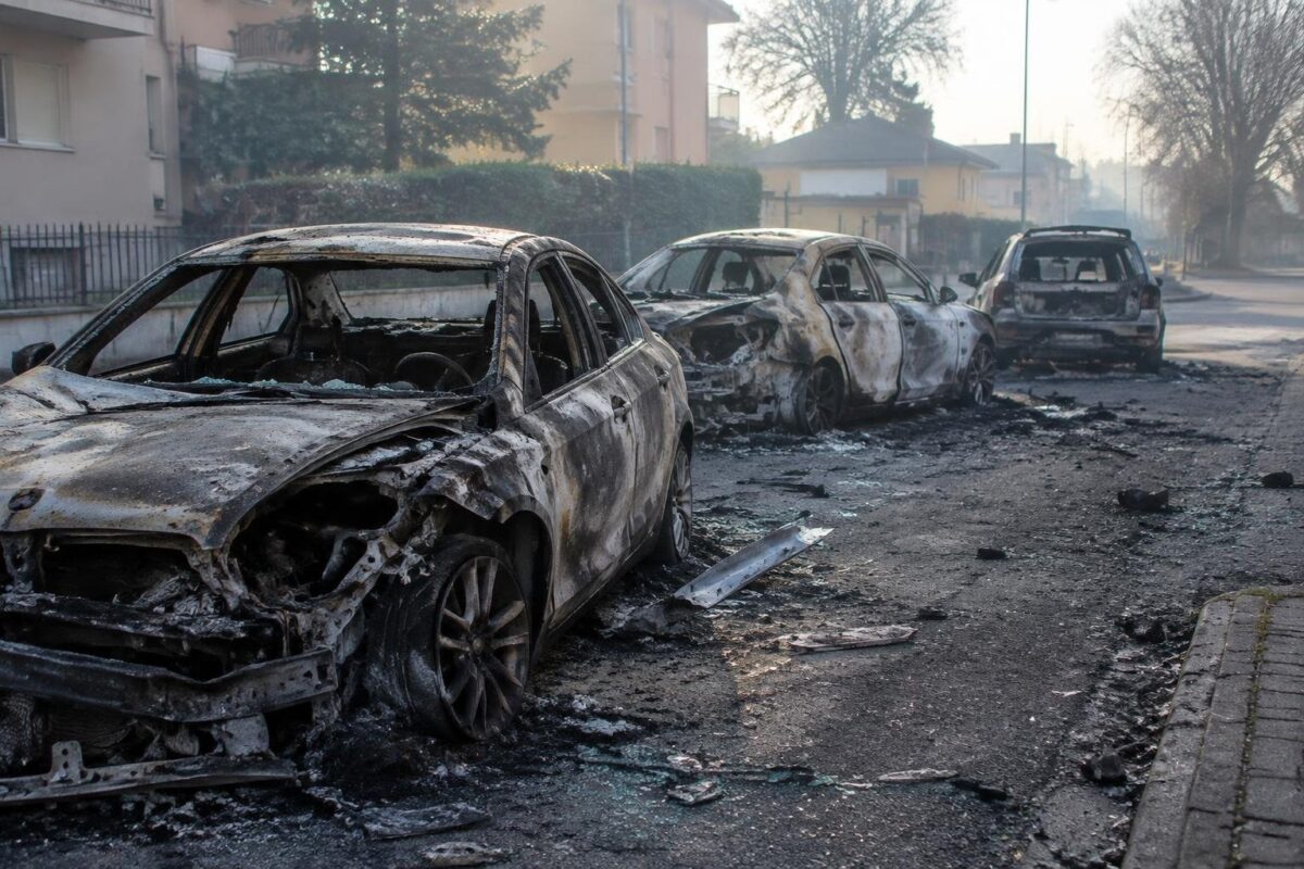 Tre auto ridotte in cenere da un rogo mattutino a Trezzano