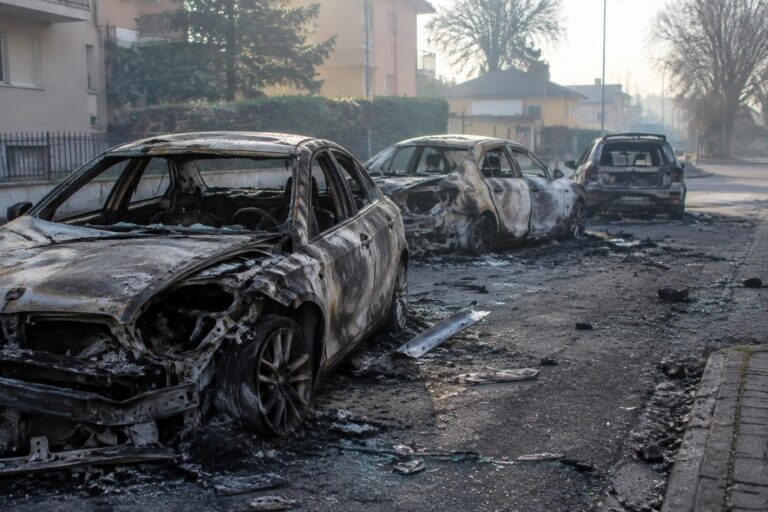 Tre auto ridotte in cenere da un rogo mattutino a Trezzano