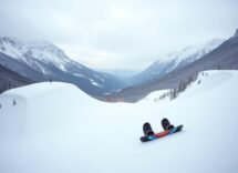 Atleta in azione durante una gara di snowboard cross