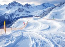 Atleti in azione durante una gara di snowboard cross