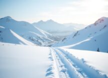 Atleti in azione durante una gara di snowboard cross in Finlandia