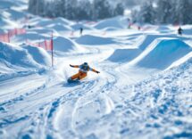 Atleta in azione durante una gara di snowboard cross